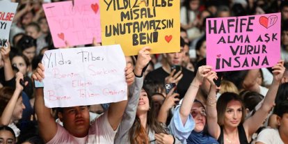 Gaziosmanpaşa’da Yıldız Tilbe, İstiklal Marşı’nı 200 bin kişiyle okudu