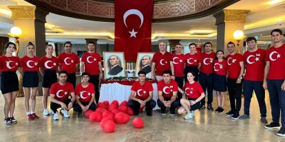 Bodrum’da otel personeli 30 Ağustos’a bayraklı kıyafetlerle damga vurdu