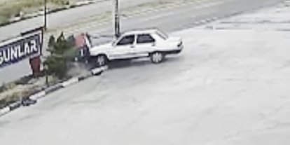 Otomobilin refüje çıkıp direği devirdiği kaza kamerada