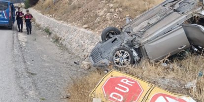 Refüje devrilen otomobilde 2 kişi yaralandı