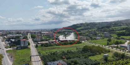 Fabrika bacasından çıkan duman korkuttu