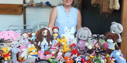 Burhaniye’de Dilek hanımın örgü bebekleri ilgi gördü