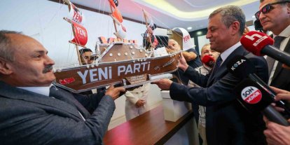 Özgür Özel, YENİ Parti Genel Merkezi’nde fidan dikti