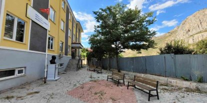 Kemaliye’de onarılmayan okul istinat duvarı tehlike oluşturuyor