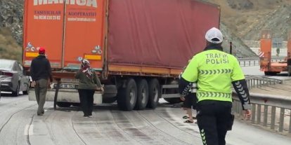 Erzincan-Sivas kara yolunda tır bariyere çarptı