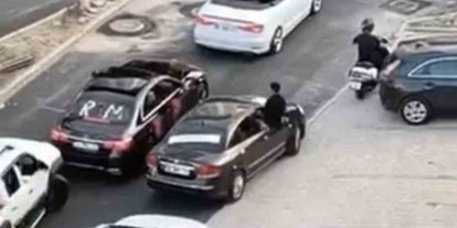 Bursa’da düğün konvoyu yolu trafiğe kapattı