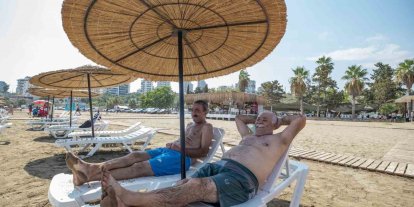 Mersin’de emekliler deniz ve güneşin tadını çıkardı