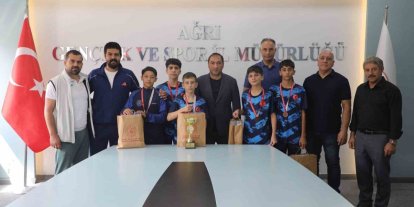 İl Müdürü Ahmet Çelebi’den Türkiye Üçüncüsü Badminton takımına tebrik