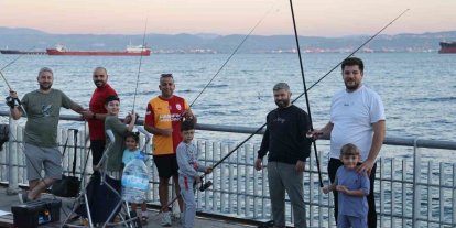 Babalar ve çocuklar oltalarını Eskihisar’da attı