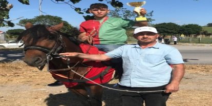 Rahvan at yarışlarından alınan kupa gurur yaşattı