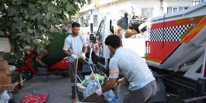Kuşadası’nda sokağa hurda ve atık bırakanlara zabıta müdahalesi