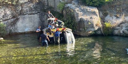 Çivril’de otomobil göle uçtu, sürücü yaralandı