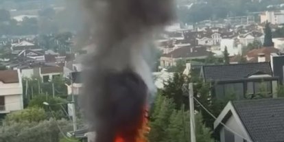 Park halindeki araç alev alev yandı