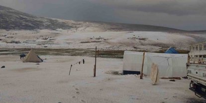 Erzincan yaylalarında dolu yağışı kar gibi araziyi beyaza bürüdü