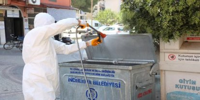 İncirliova’da karasinekle mücadele için çöp konteynerleri ilaçlandı