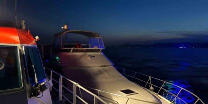 Çanakkale Boğazı’nda içinde 2 kişinin bulunduğu sürüklenen tekne kurtarıldı
