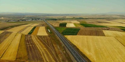 Kars’ta tarım arazileri havadan görüntülendi: Tarlalar halı ve kilim desenlerini aratmadı