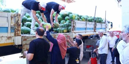 Üreticinin karpuzu Büyükşehir eliyle ihtiyaç sahibine ulaştırılıyor