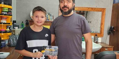 Berberden okul öncesi traş olmaya gelen öğrencilere anlamlı hediye