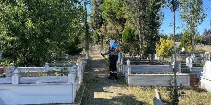 Gebze mezarlıklarında yabani ot temizliği
