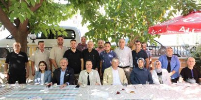Başkan Subaşıoğlu, AK Parti’ye katılan 15 kişiye rozet taktı