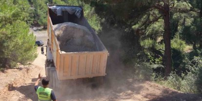 Tarsus’un kırsal mahallelerinde ulaşım için yol mesaisi
