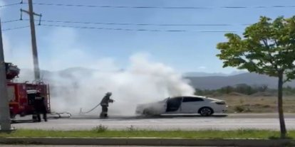 Erzincan’da bakım için servise götürülen otomobil yandı