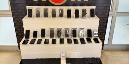 Muş’ta kaçakçılık operasyonu: 98 adet cep telefonu, 11 adet tablet ve 20 kilo nargile tütünü ele geçirildi
