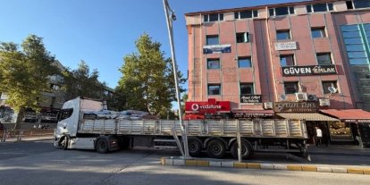 Erzincan’da tırın dorsesi aydınlatma direğine çarptı