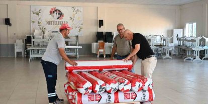 Manisa’da çilek üreticilerine büyükşehirden naylon desteği