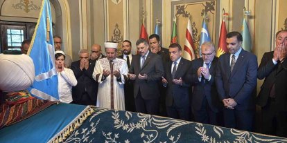 Bakan Çiftçi, Ertuğrul Gazi Türbesi’ni ziyaret etti, hafızlık öğrenimi gören öğrenciye bisiklet hediye etti