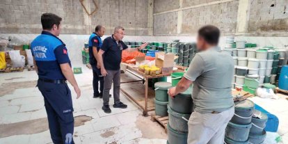 Mersin’de sağlıksız şartlarda üretilen tonlarca turşuya el konuldu