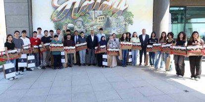 Hatay’ın başarılı gençleri ödüllerini Başkan Öntürk’ten aldı