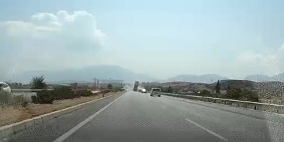 Tırın açık unutulan tırı dorsesi, EDS levhasını yerinden söktü