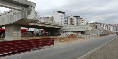 Trabzon’da Reşadiye Viyadüğünde yıkım çalışmaları sürüyor