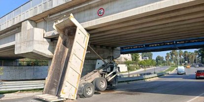 ASKİ kamyonunun damperi köprüde takılı kaldı