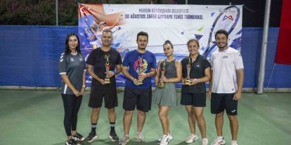 Mersin’de Zafer Bayramı tenis turnuvasında şampiyonlar belli oldu