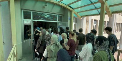 Hastanede tedavi gördüğü yatağından kalktı, kızına destek olmak için sınav merkezine gitti
