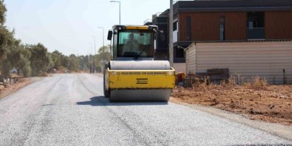 Efeler’de yol yenileme çalışmaları sürüyor