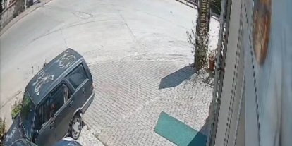 Hafif ticari araç ile motosiklet çarpıştı