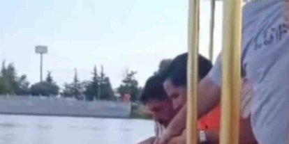 Köprüden nehre düşen adamı, gezi teknesindeki vatandaşlar kurtardı