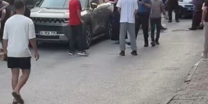 Küçükçekmece’de silahlı kavga: Yoldan geçen 1’i çocuk 2 kişi yaralandı