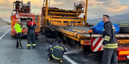 Erzincan’da seyir halindeki tırın dorsesi yandı