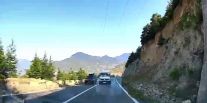 Yolcu minibüsünün hatalı sollaması kamerada