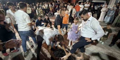 Damat ve sağdıcı kara kazan üzerinde oynattılar