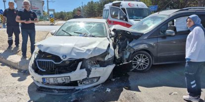 Eskişehir’de hafif ticari araç ile otomobil çarpıştı: 3’ü çocuk 7 yaralı