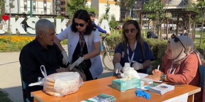 Yüksekova’da parkta sağlık molası: Vatandaşlar tansiyon ve şeker ölçümü için akın etti