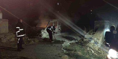 Niğde’de park halindeki araç yandı