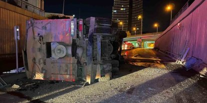 Avcılar’da asfalt kamyonu demir korkulukları aşarak alt geçit yoluna düştü