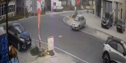 Geri manevra yaparken "DUR" tabelasına çarptı, öfkesini tabeladan çıkardı